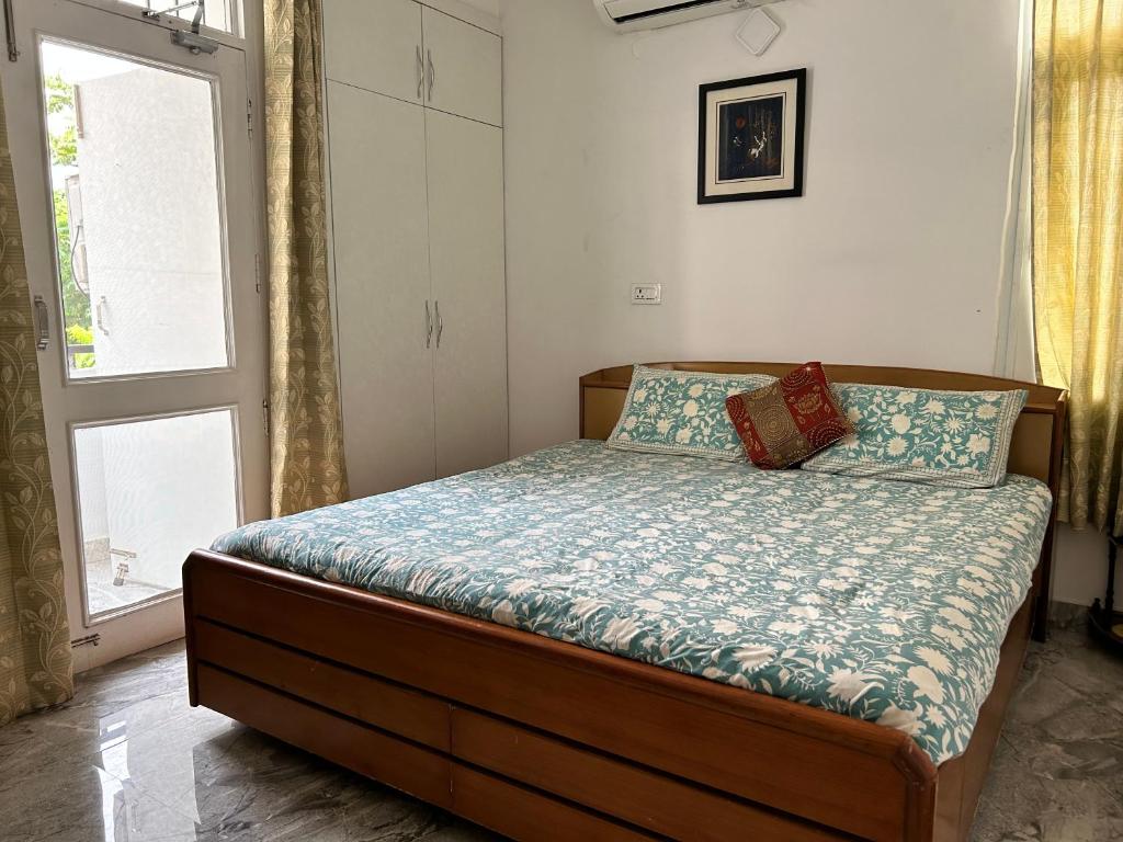 um quarto com uma cama e uma janela em Cozy Nest - Garden Facing Apartment with Kitchen em Chandīgarh