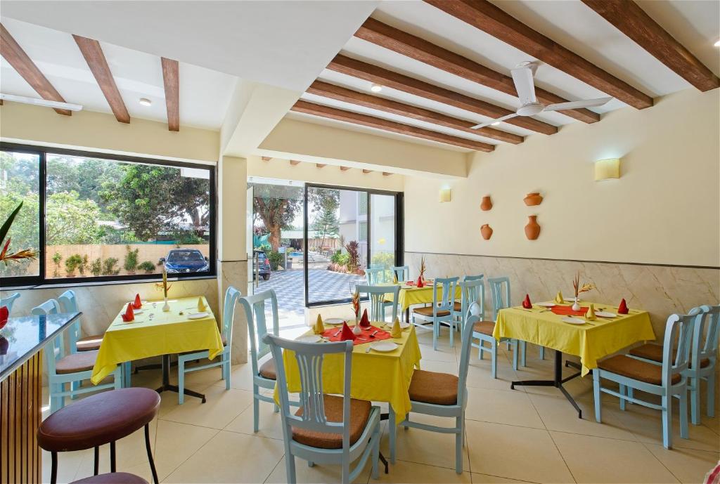 Restaurace v ubytování Aastha Escape Resort near Calangute Beach