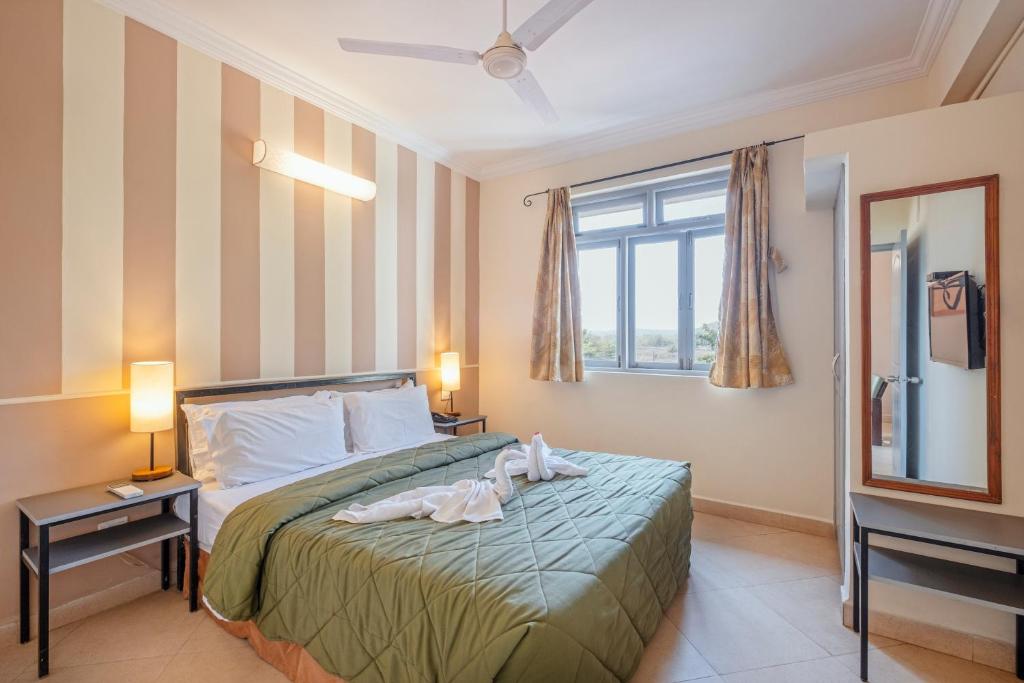 Postel nebo postele na pokoji v ubytování Aastha Escape Resort near Calangute Beach