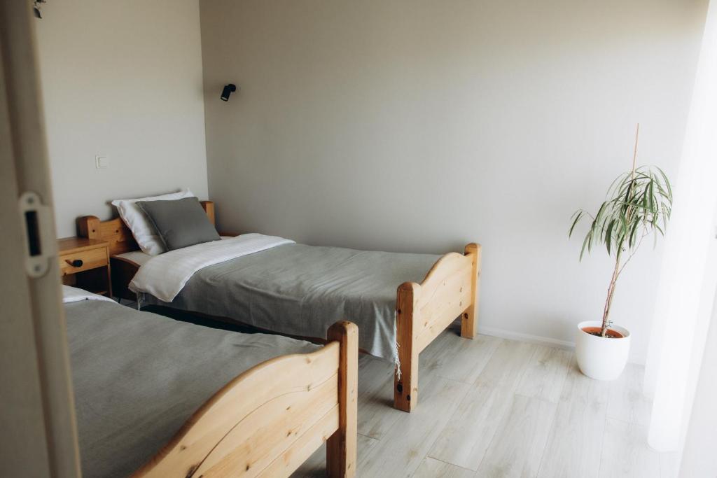 En eller flere senge i et værelse på Durbes Atvari - brīvdienu mājas ar saunu