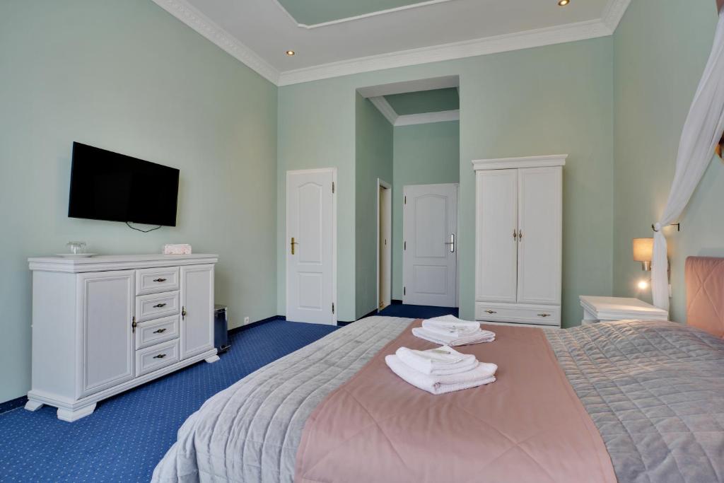Postel nebo postele na pokoji v ubytování Aphrodite Hotel Marianske Lazne