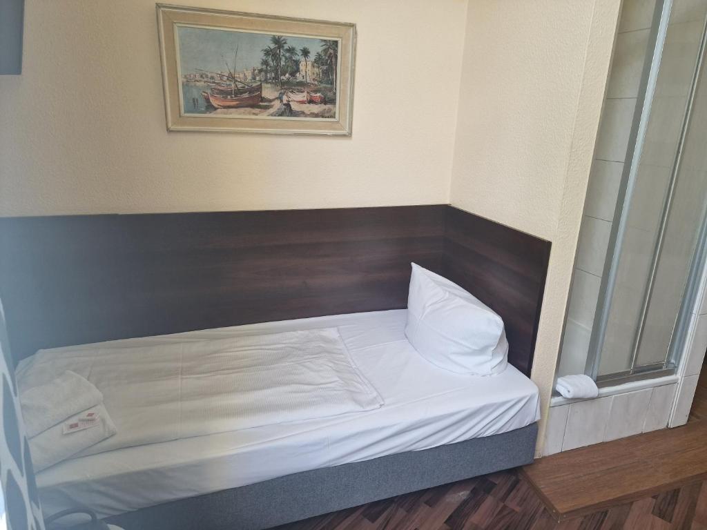 Postel nebo postele na pokoji v ubytování Hotel Am Stuttgarter Eck