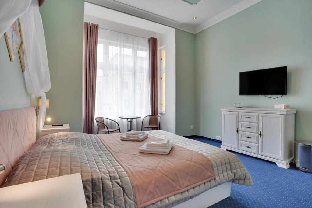 Postel nebo postele na pokoji v ubytování Aphrodite Hotel Marianske Lazne