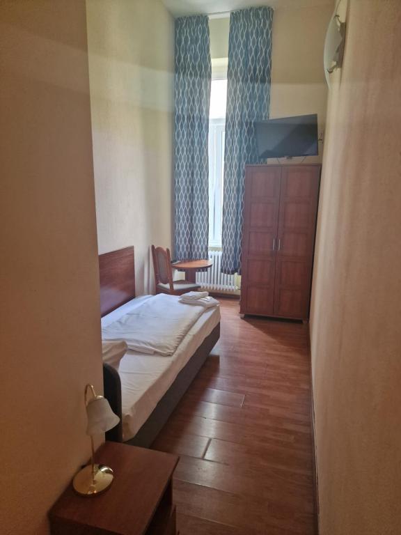 Postel nebo postele na pokoji v ubytování Hotel Am Stuttgarter Eck