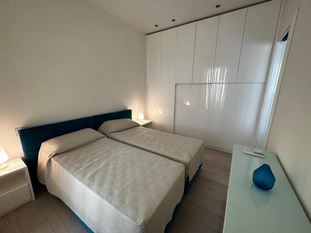 - une petite chambre avec un lit et une table dans l'établissement Casa Roberto, à Riccione