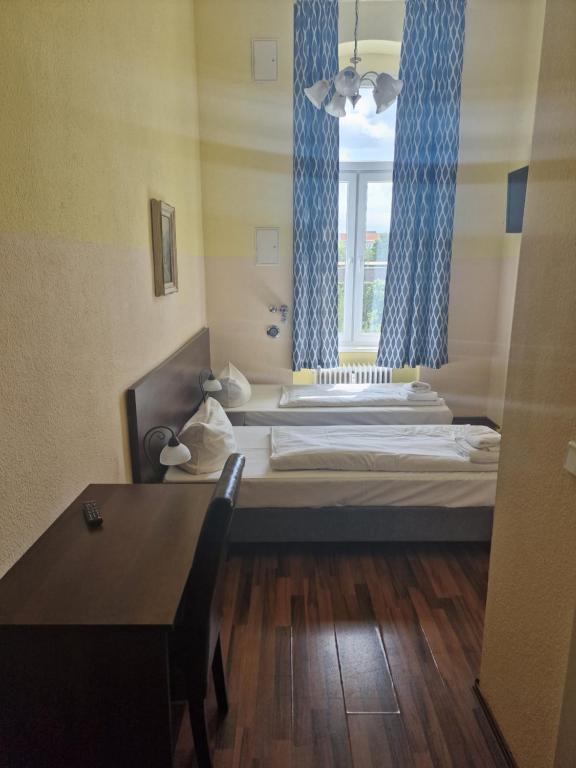 Postel nebo postele na pokoji v ubytování Hotel Am Stuttgarter Eck