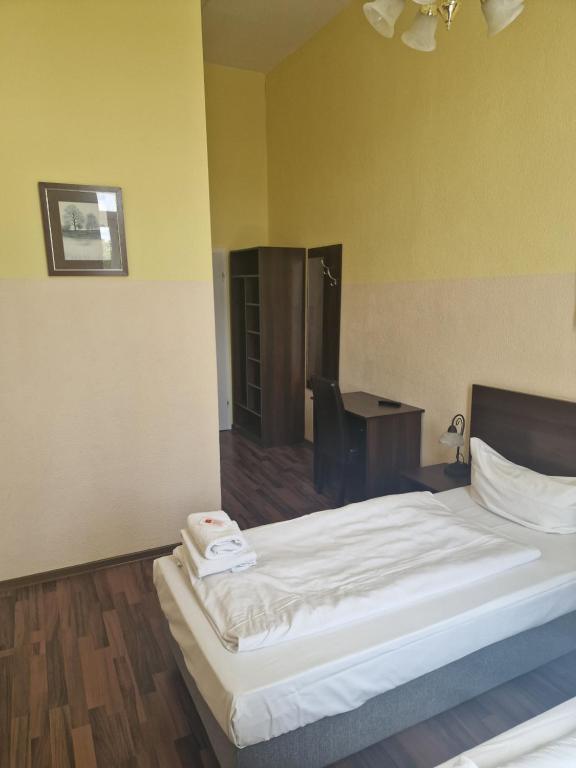 Postel nebo postele na pokoji v ubytování Hotel Am Stuttgarter Eck