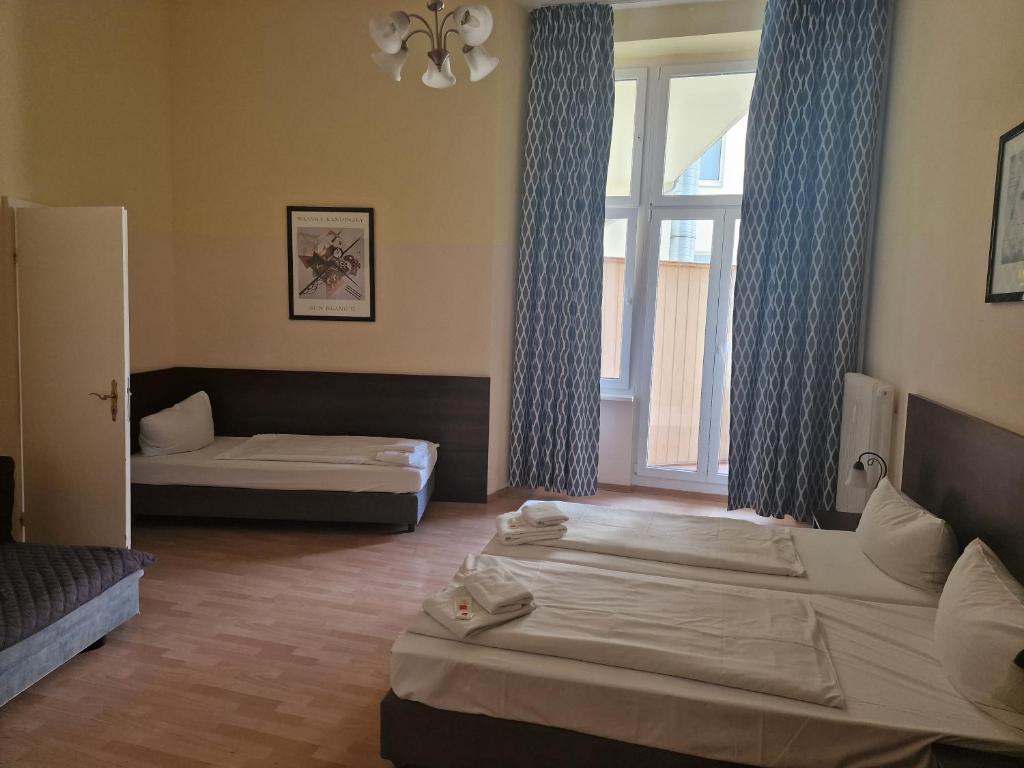 Postel nebo postele na pokoji v ubytování Hotel Am Stuttgarter Eck