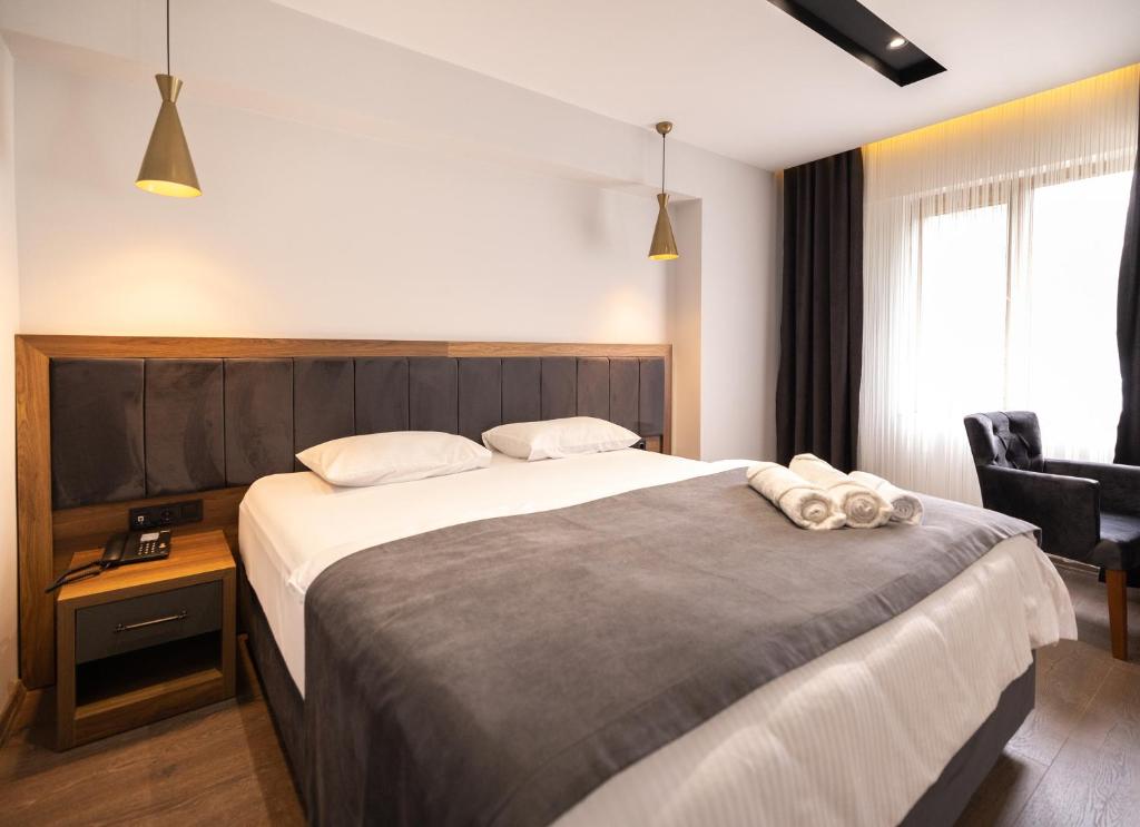 Letto o letti in una camera di Türkler Suite Hotel