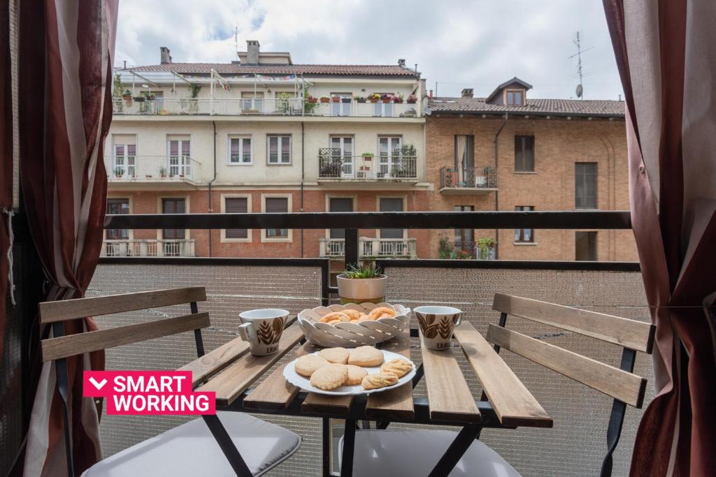 uma mesa com uma tigela de pão na varanda em A Casa di Enza by Wonderful Italy em Turim
