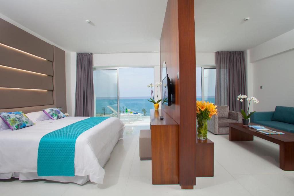 King Evelthon Beach Hotel & Resort - 