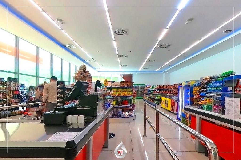 Supermarket nebo jiné obchody v  hotelu nebo okolí