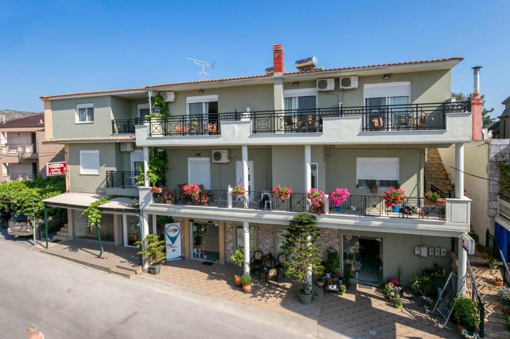 un edificio de apartamentos con flores en los balcones en Apartments Lina, en Potos