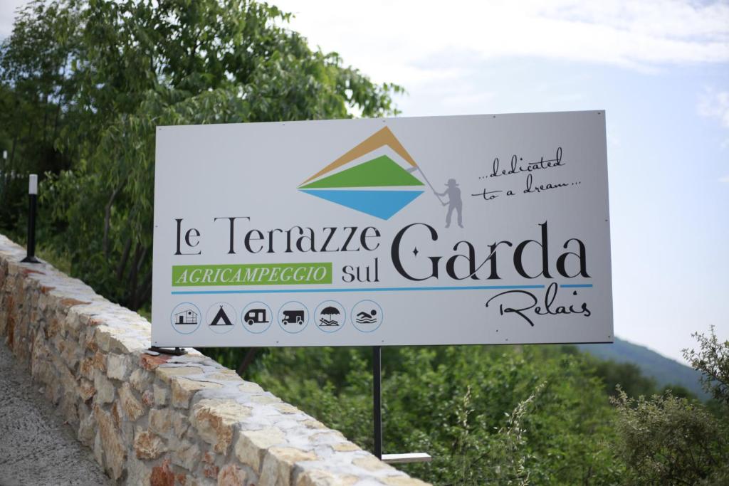 a sign that reads ic temperate granada next to a stone wall at LE TERRAZZE SUL GARDA RELAIS in Biaza
