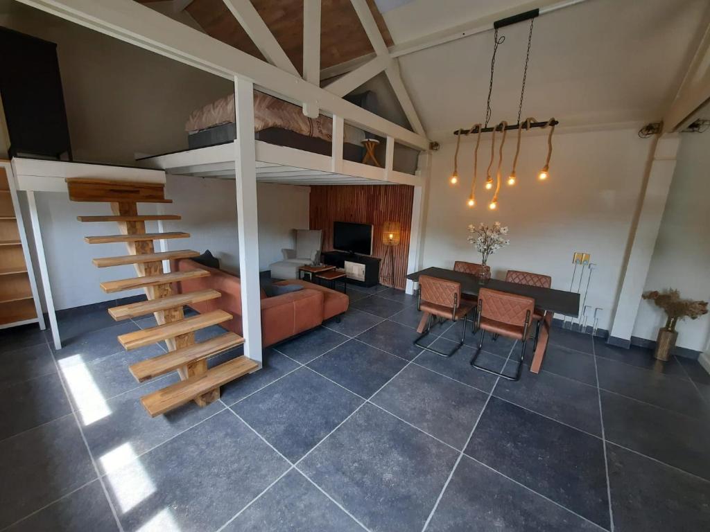 ein Wohnzimmer mit einem Hochbett und einem Esszimmer in der Unterkunft Guesthouse 66 in Lommel