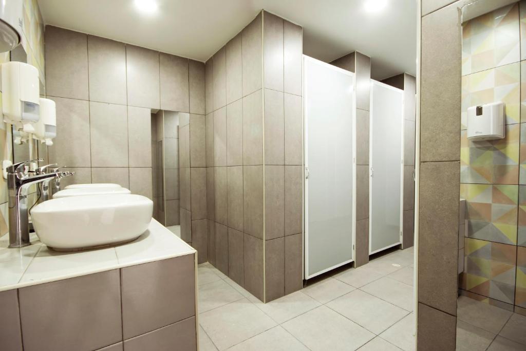 Koupelna v ubytování Urbana Hostel