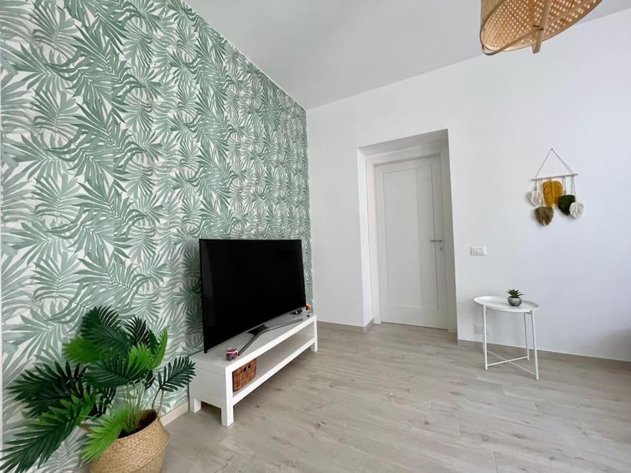 uma sala de estar com uma televisão de ecrã plano na parede em Casa in centro Ischia Porto Forever Four em Ischia