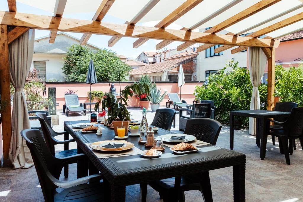 patio con tavolo e cibo di BioBenessere Eco-B&B -Adults Only- Moto&Bike Parking ad Arezzo