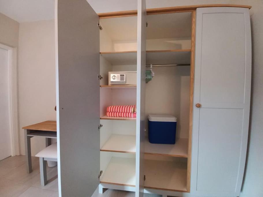 Kuchyň nebo kuchyňský kout v ubytování Bois Mapou Self Catering Apartments Unit 204