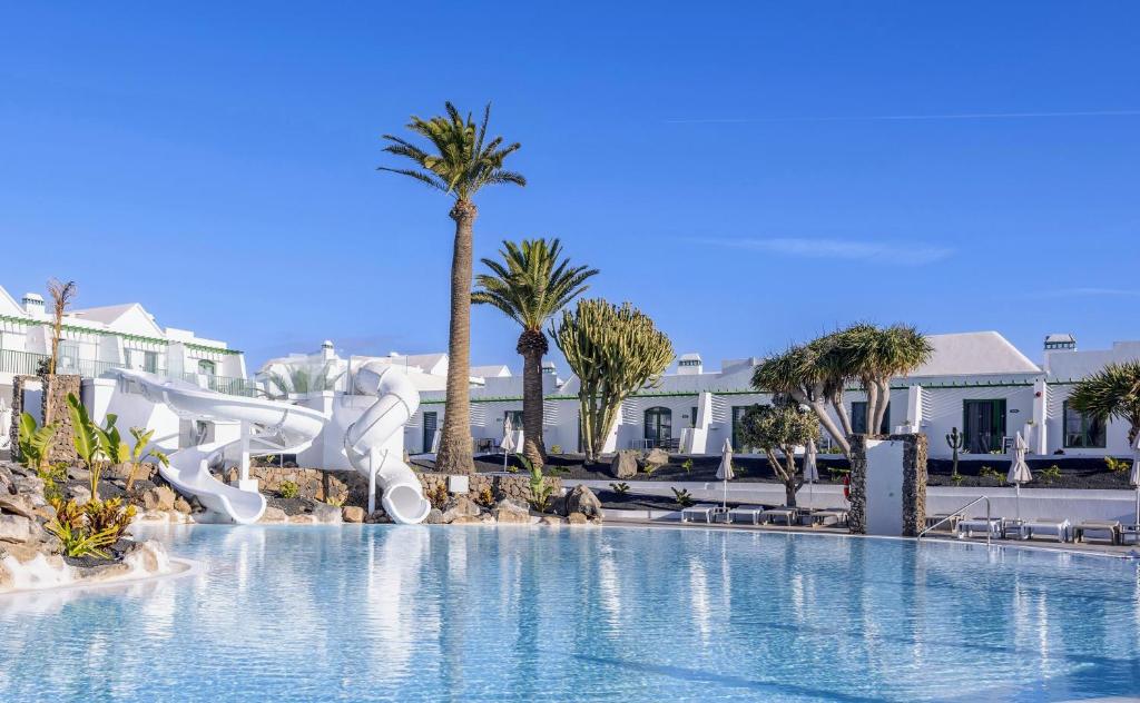 una piscina con un tobogán en un complejo en MYND Yaiza, en Playa Blanca