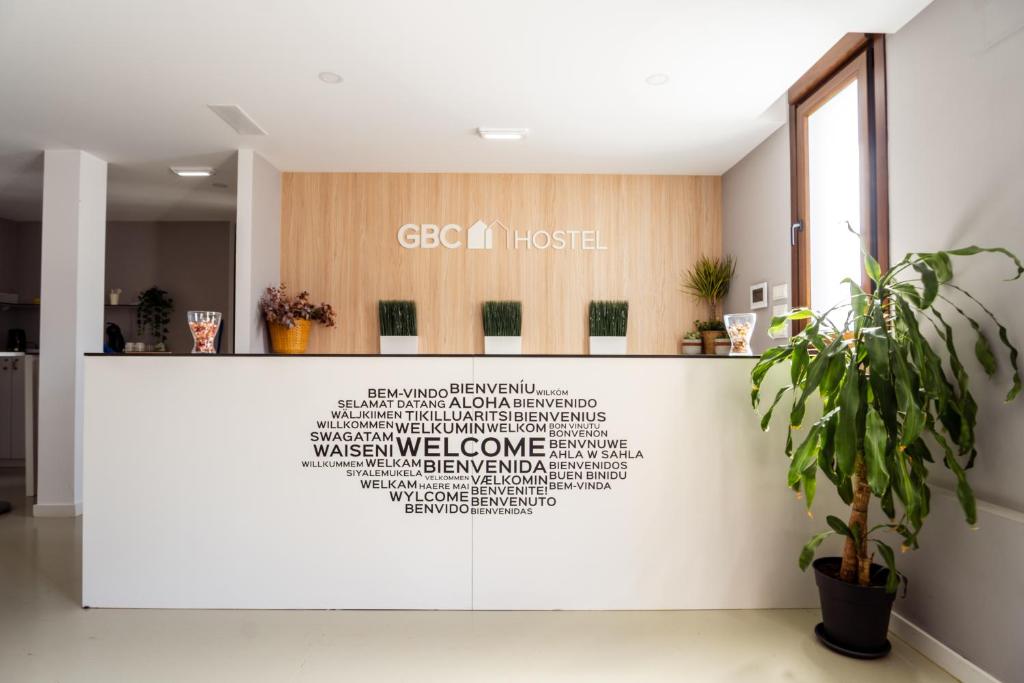 a lobby with a reception counter with a sign on it at Albergue GBC Caldas in Caldas de Reis