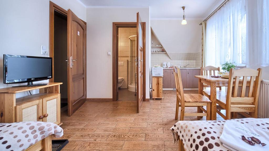 Televízia a/alebo spoločenská miestnosť v ubytovaní VisitZakopane - City Apartments