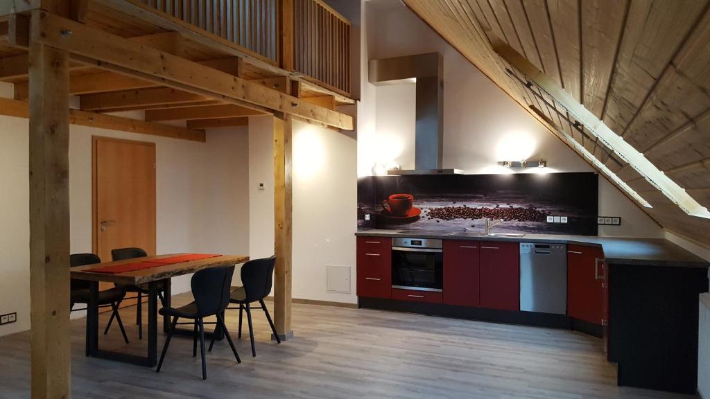 une cuisine avec une table et des chaises et une cuisine avec une table dans l'établissement Ferienwohnung Rittergut Rossendorf, à Dresde