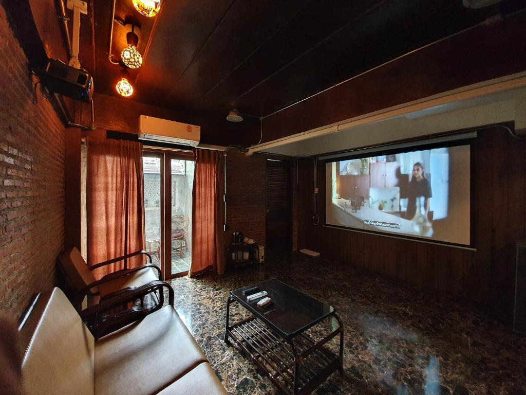 Vintage54 Hotel Ayutthayaにあるテレビまたはエンターテインメントセンター