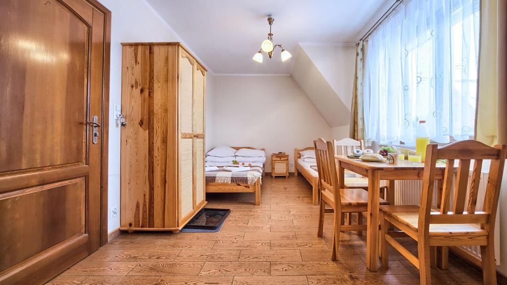 Posteľ alebo postele v izbe v ubytovaní VisitZakopane - City Apartments