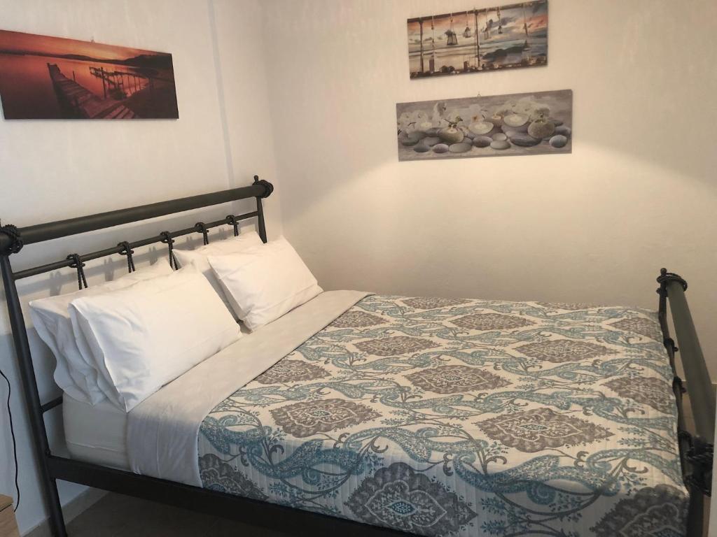 a bedroom with a bed with a quilt on it at Seaside studio for 3 people - Alykes beach in Dhimínion