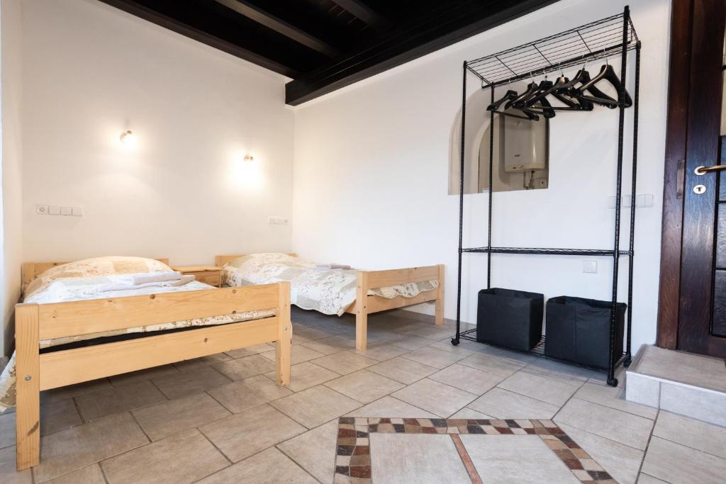 een slaapkamer met 2 bedden in een kamer bij Apartments 2 in the historic part of Znojmo in Znojmo