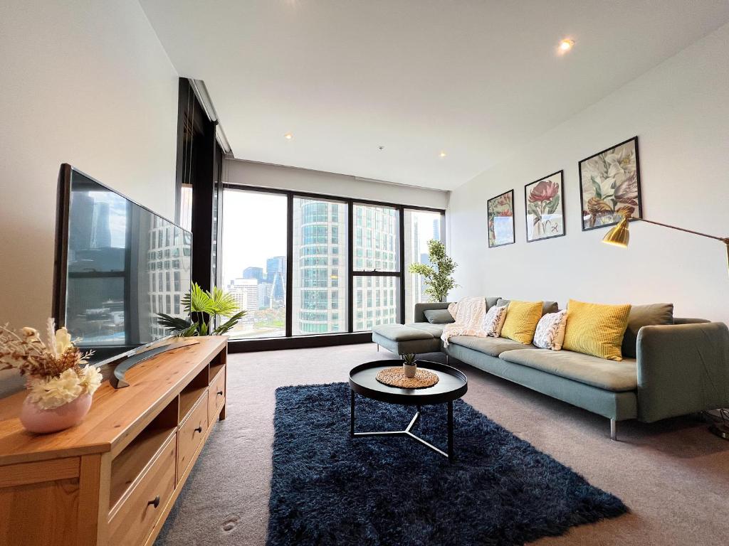 sala de estar con sofá y mesa en Astonishing Southbank Pearl Tower Residences near Crown Casino, en Melbourne