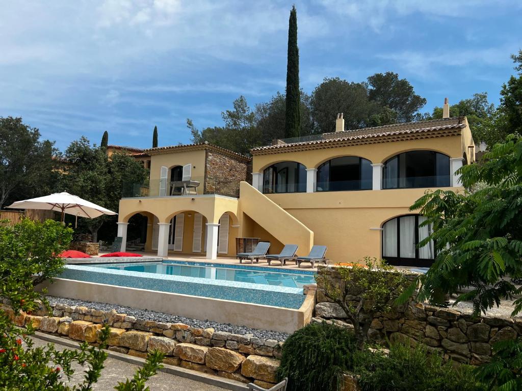 uma casa com uma piscina em frente em Villa familiale avec vue imprenable em Saint-Raphaël