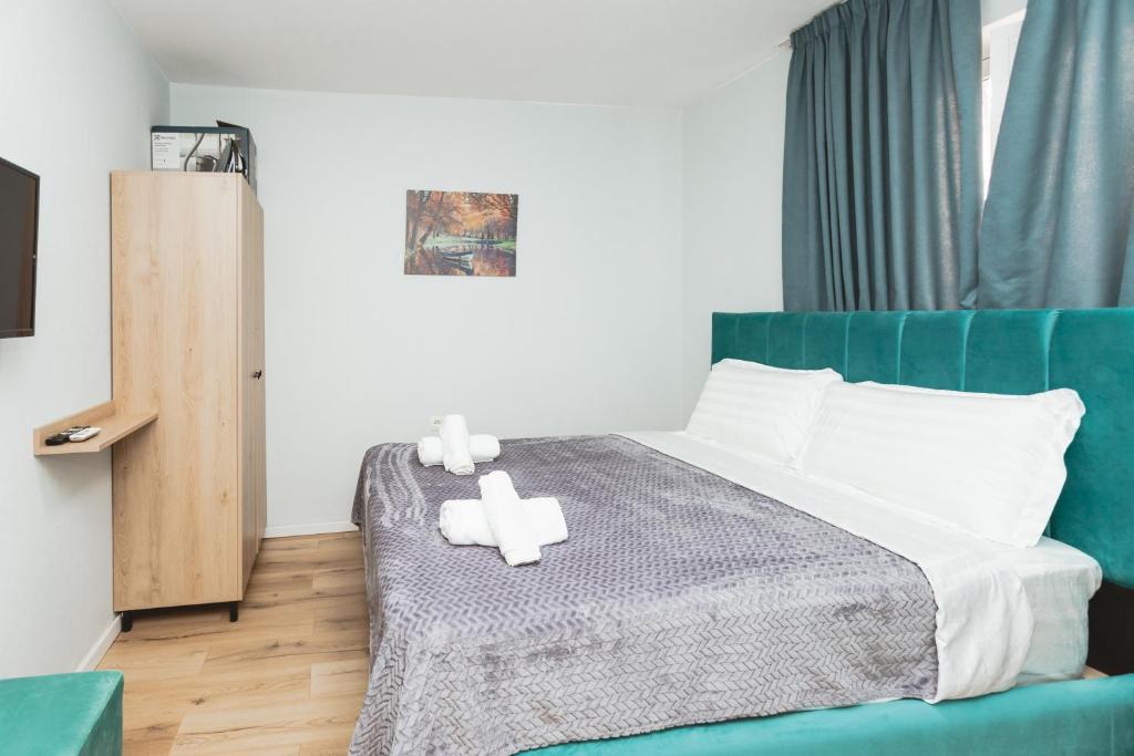 sypialnia z łóżkiem z dwoma misiami w obiekcie New Apartment at New Bazaar - Tirana City Center w Tiranie