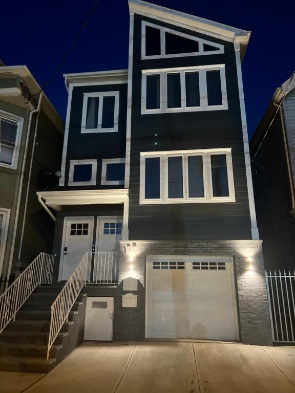 SPRINGVIEW HOMES 12MINS FROM EWR & 3 MINS FROM UNIVERSITY HOSPITAL