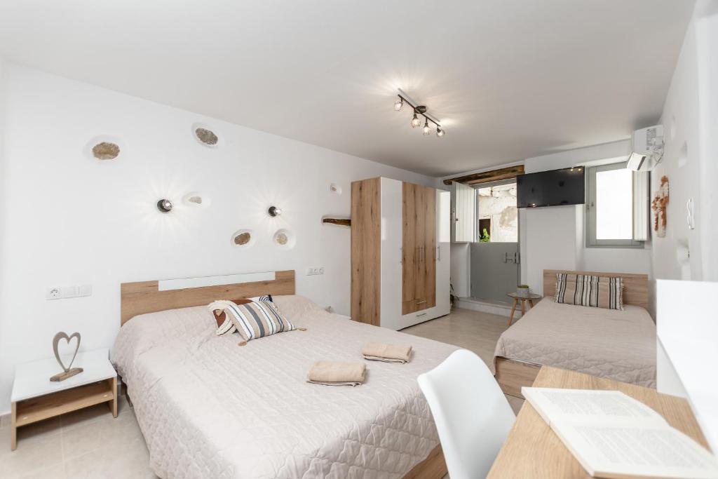 A bed or beds in a room at Lithorama