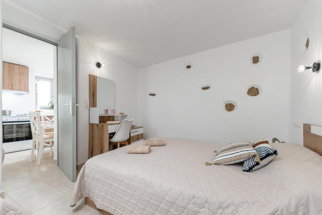 A bed or beds in a room at Lithorama