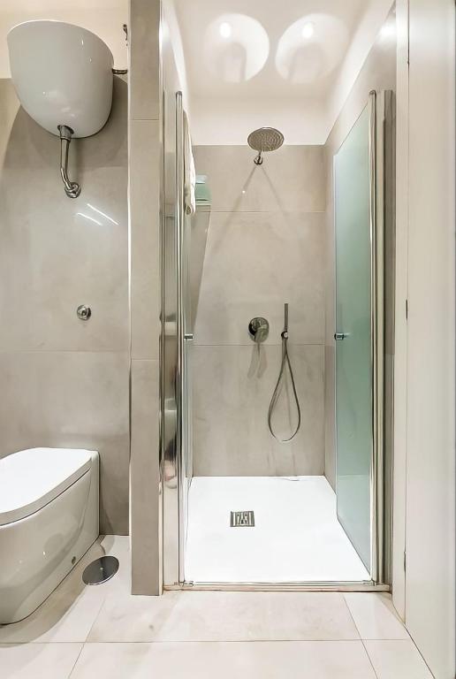 prysznic ze szklanymi drzwiami w łazience w obiekcie Casa Vacanze Santa Teresella 40 w mieście Neapol