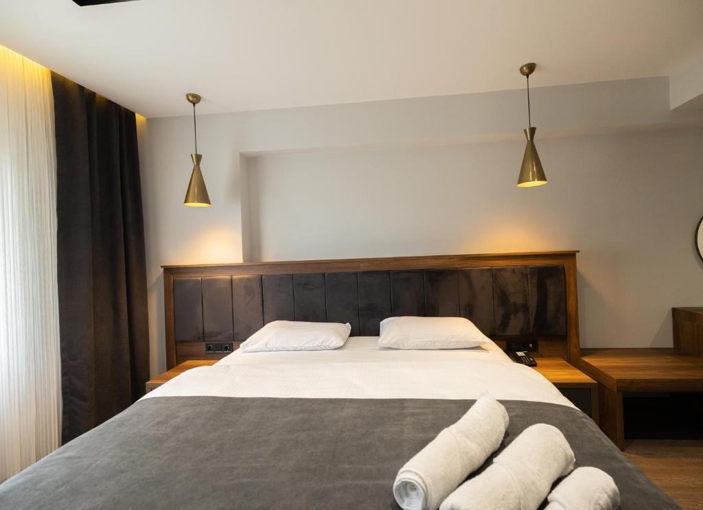 Letto o letti in una camera di Türkler Suite Hotel