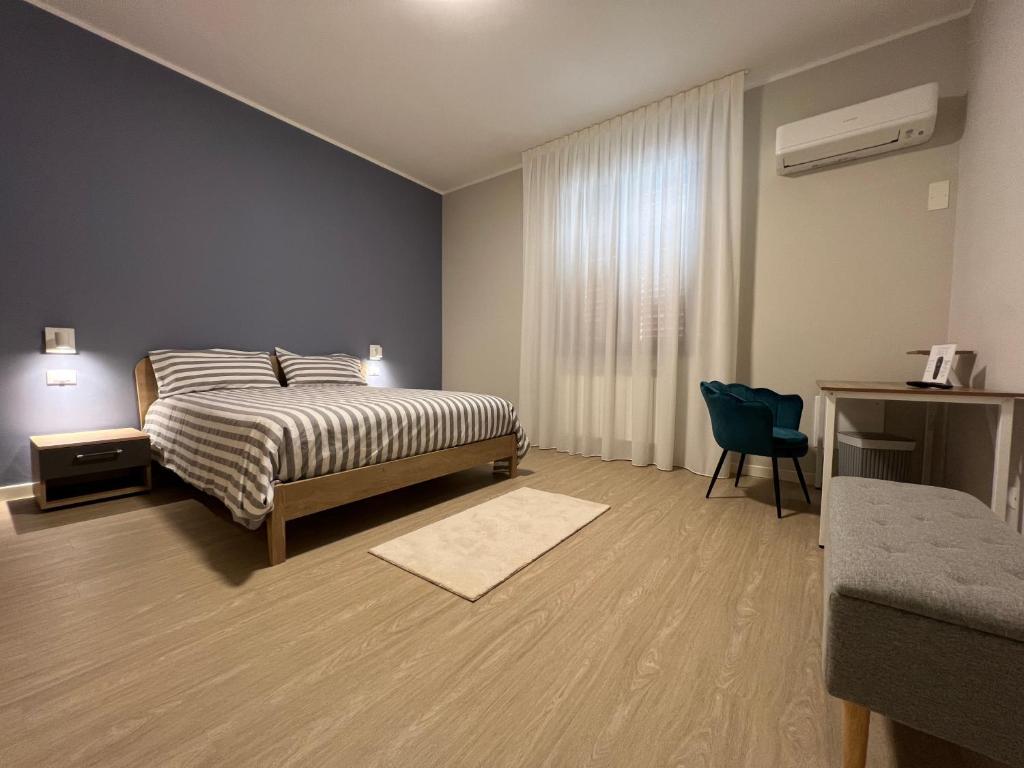 - une chambre avec un lit, une chaise et une fenêtre dans l'établissement Turums B&B, à Castellammare del Golfo