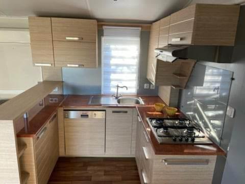 Kuchyň nebo kuchyňský kout v ubytování Belle location sur Lumio avec vue remarquable et jardin
