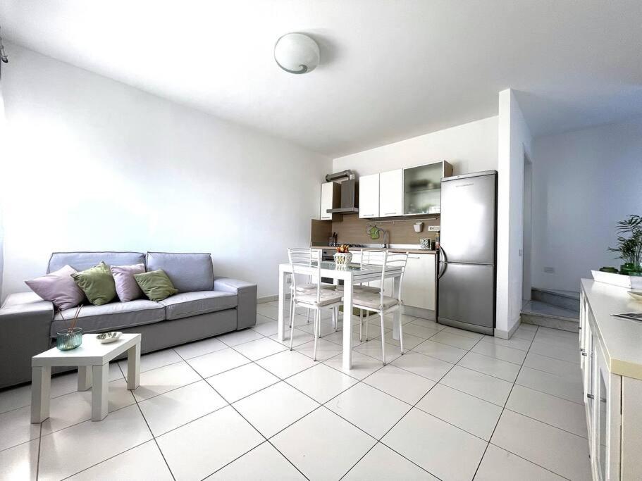 Il comprend un salon avec un canapé et une table. dans l'établissement appartamento la torre, à Pietrasanta