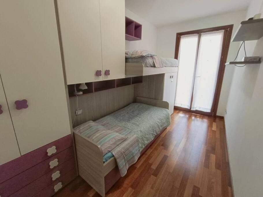 ein kleines Schlafzimmer mit einem Bett in einem Zimmer in der Unterkunft Casa vacanze Le Gardenie in Conegliano