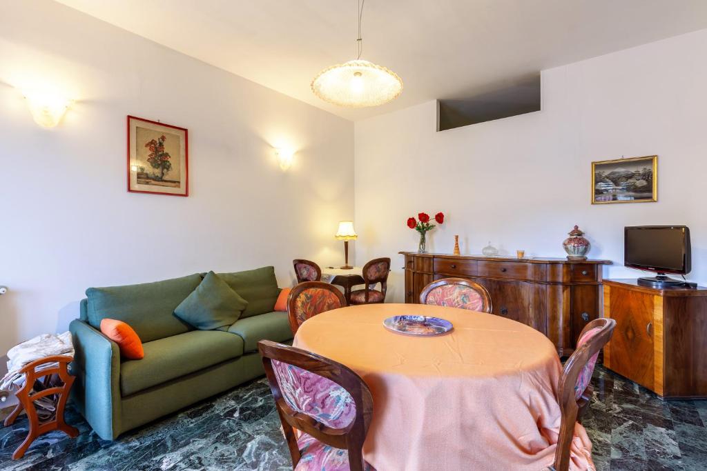 Un televizor și/sau centru de divertisment la Casa Chanel a Marina di Carrara