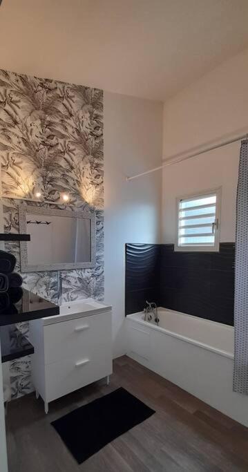 Koupelna v ubytování Maison cosy avec piscine
