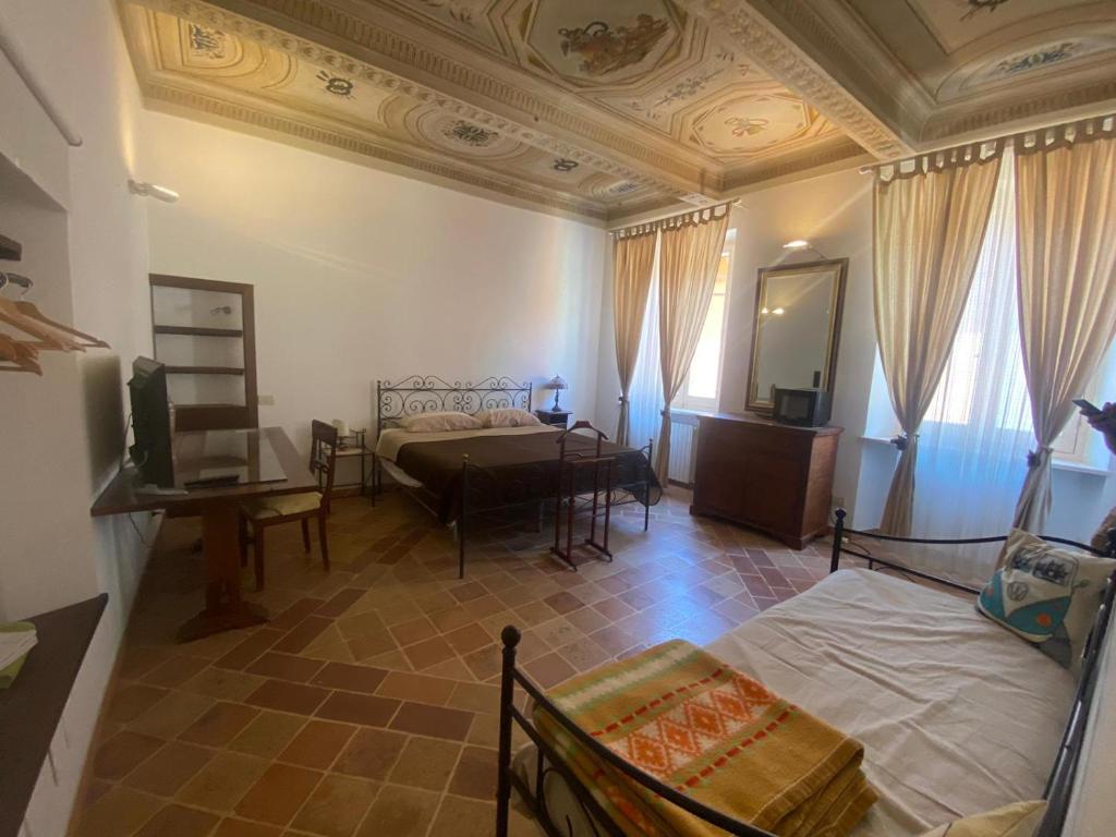 salon z łóżkiem i stołem w obiekcie Pigiotto w mieście Pesaro