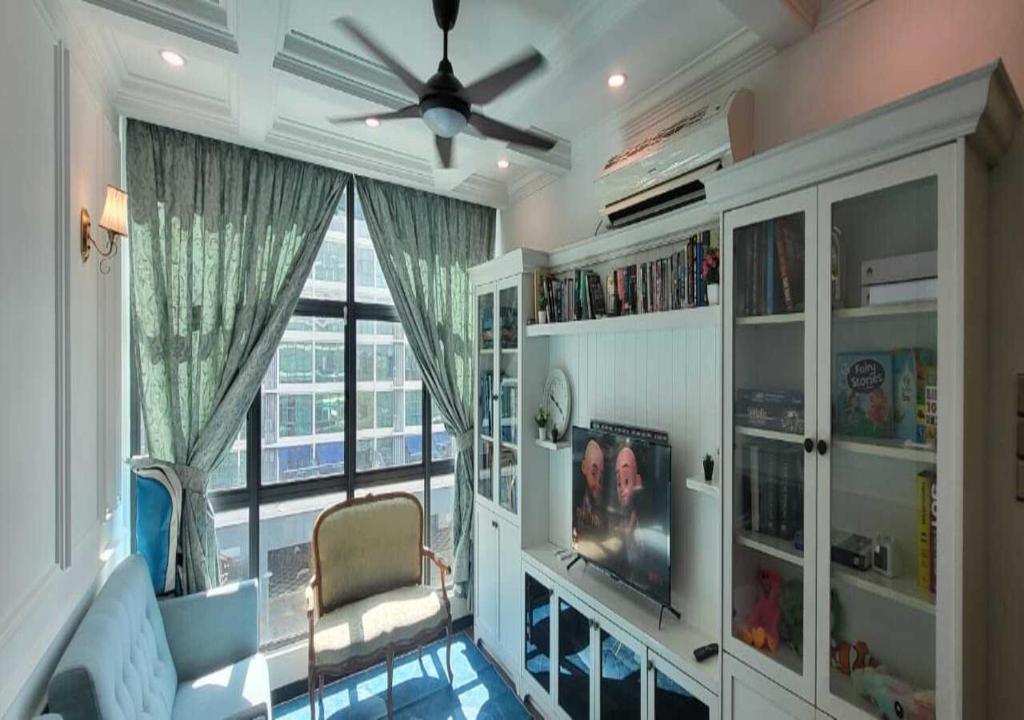 un soggiorno con ventilatore a soffitto e finestra di Queen Property a Shah Alam