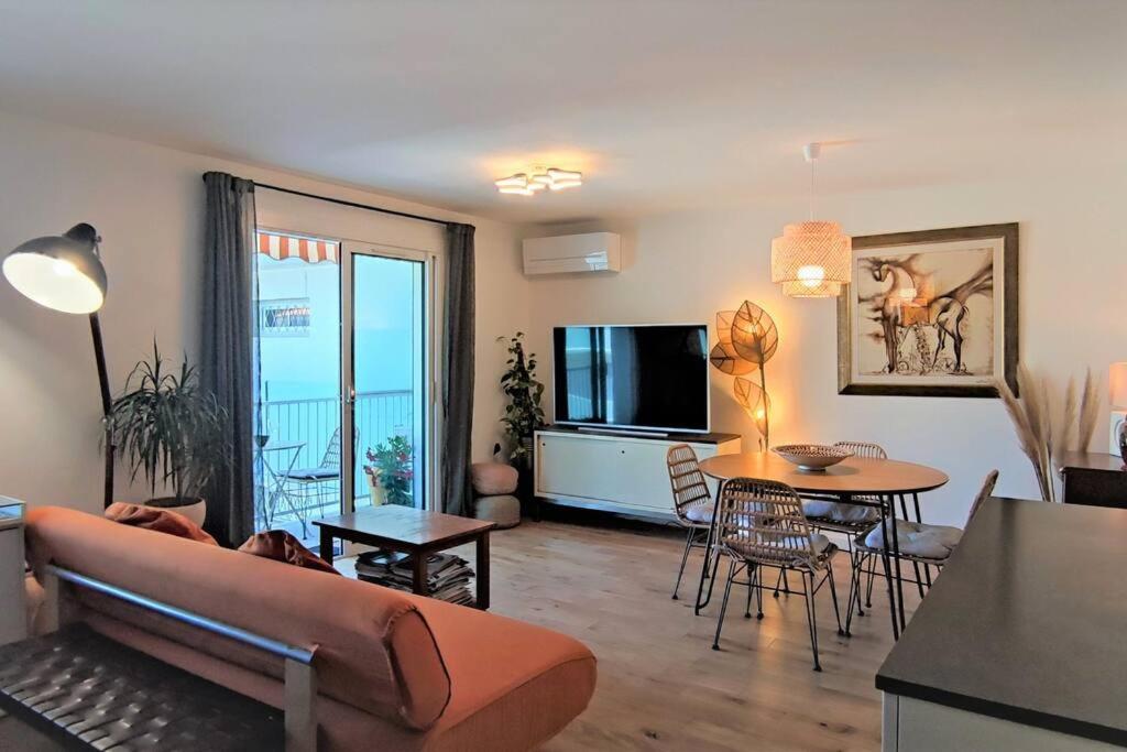 un salon avec un canapé et une table dans l'établissement La Ciotat, appartement rénové en bord de mer, à La Ciotat