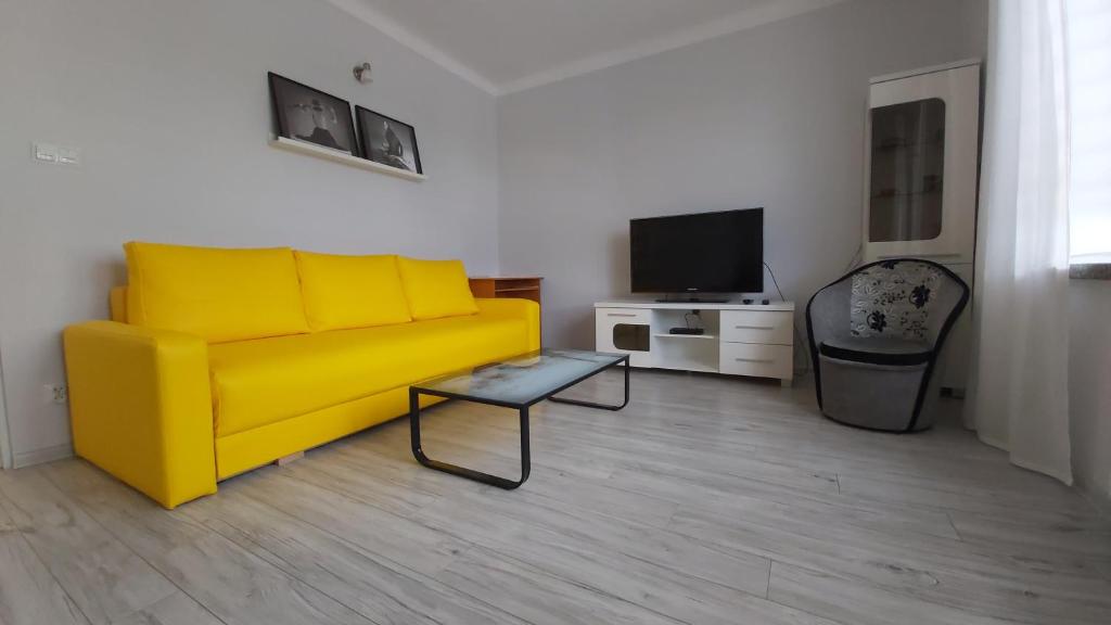 Televízia a/alebo spoločenská miestnosť v ubytovaní Apartament w Centrum