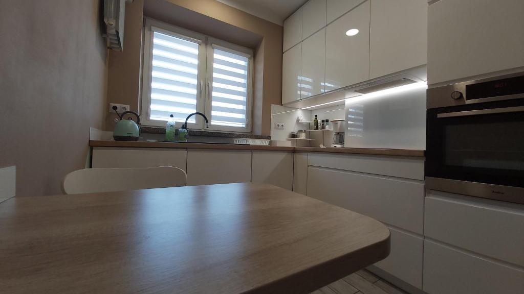 Kuchyňa alebo kuchynka v ubytovaní Apartament w Centrum